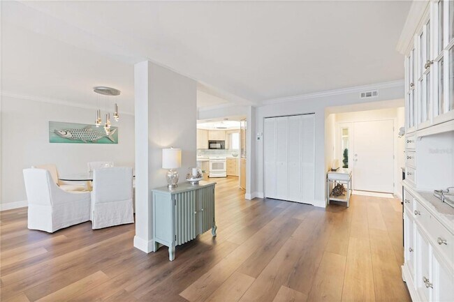 Building Photo - 1500 Park Beach Cir