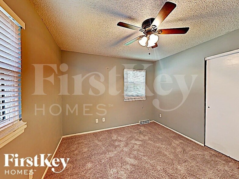 Building Photo - 5906 NW Walnut Creek Dr