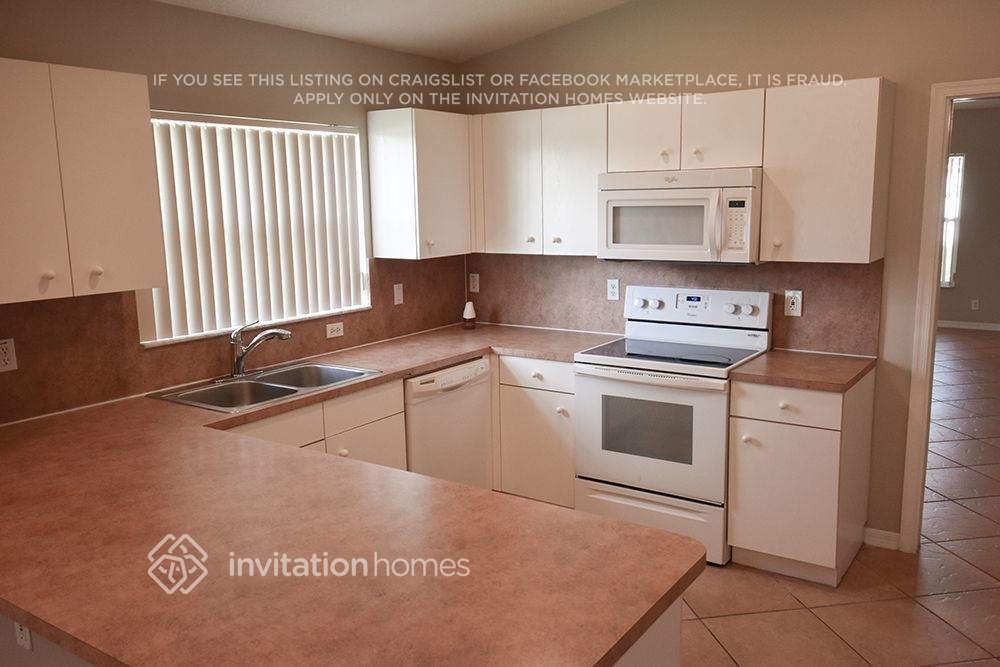 Building Photo - 950 SW 164th Ave