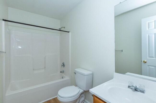 Building Photo - 3 Bed/2 Full,2 Half Bath Townhome in Marti...