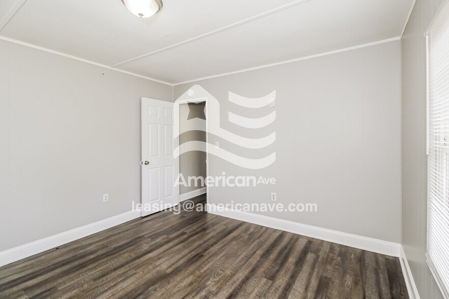 Building Photo - 2945 Eastway Dr