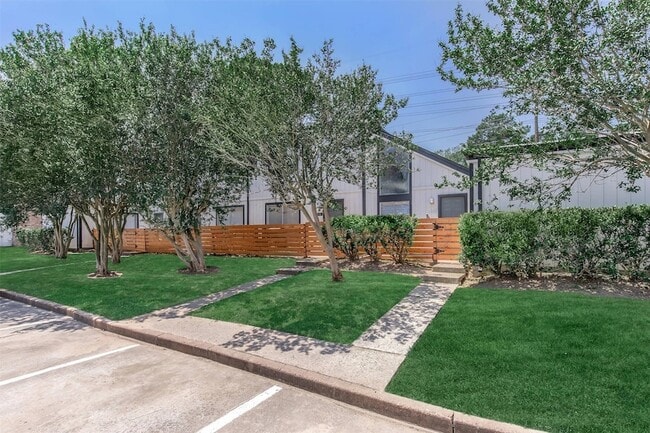 Building Photo - 18001 Cypress Trace Rd