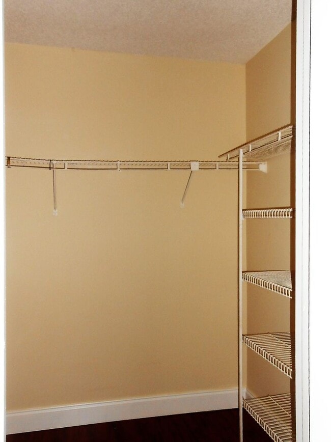 Building Photo - spacious 2 Bed / 2 Bath Condo