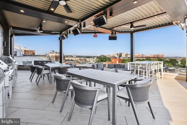 Building Photo - 1021 N Garfield St