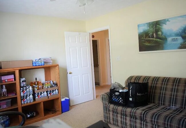 Building Photo - Spacious 3-Bedroom Home with Huge Daylight...