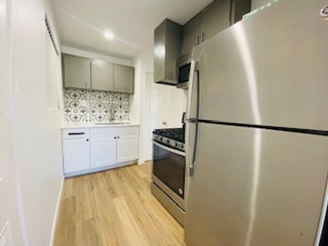 Building Photo - 4 bed 3, bath with connected guest house