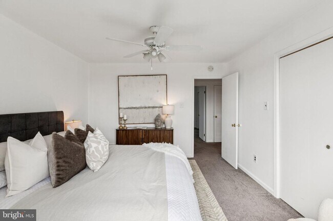 Building Photo - Great Townhouse w/ 2 Bedrooms, 1.5 Baths, ...