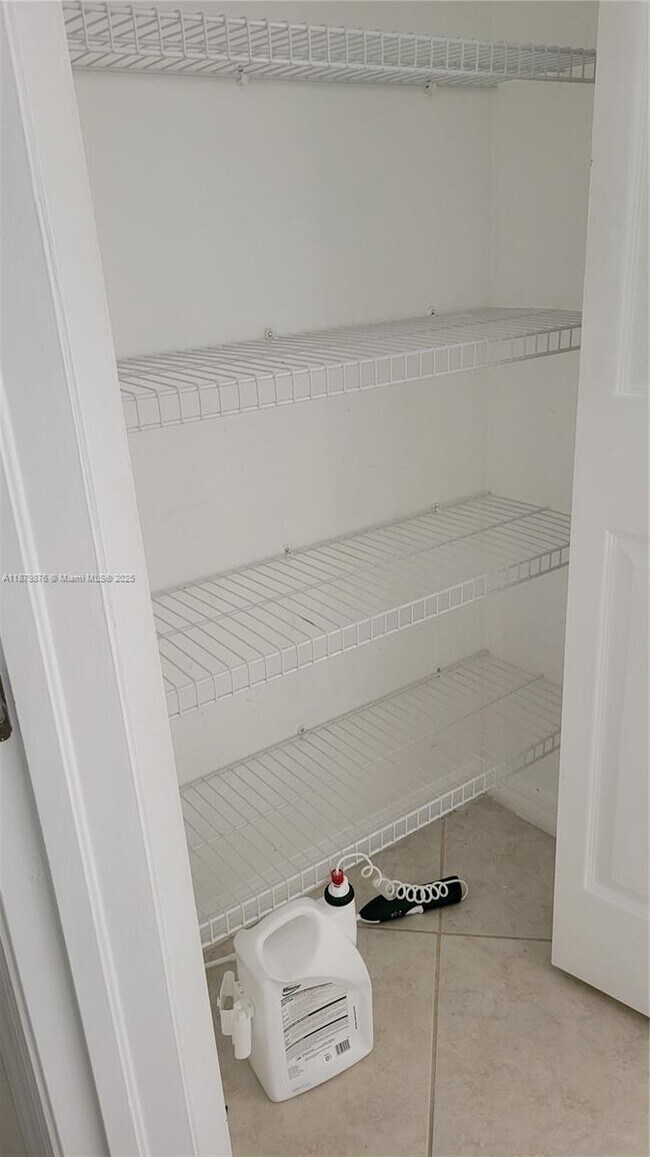 Building Photo - 5010 S Harbor Isles Dr