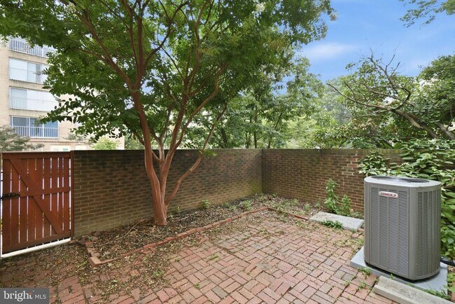 Building Photo - 975 S Taylor St