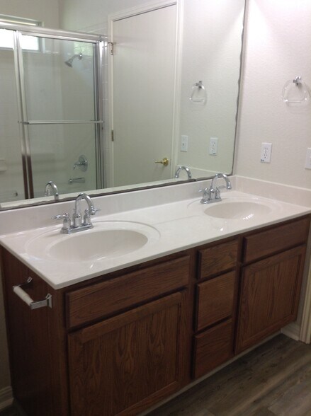 Master bathroom - 5605 Bentsen Ln