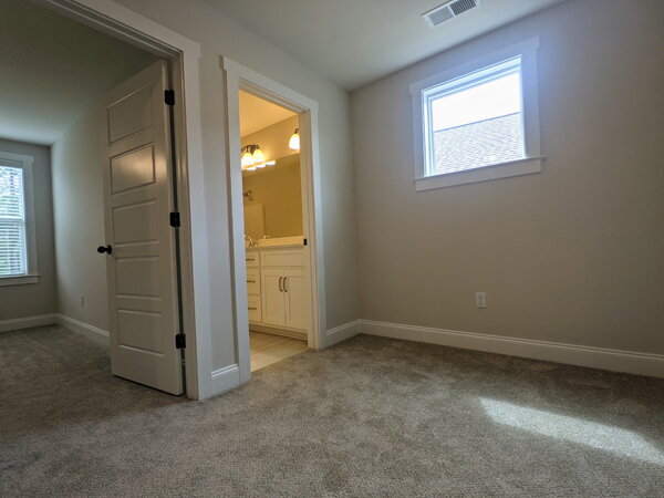 Building Photo - 417 Live Oak Dr