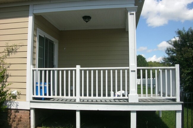 Building Photo - Beautiful Town Home