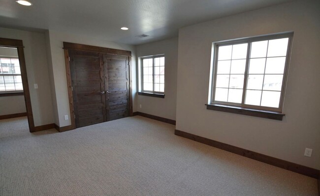 Building Photo - MOVE IN TODAY Beautiful 3 Bedroom 2 Bathroom Condo