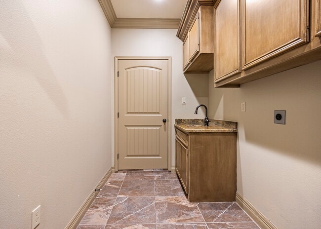 Building Photo - 3805 Kangaroo Ct