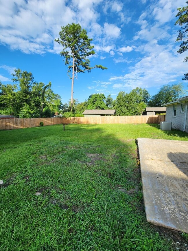 Building Photo - Spacious 4BR/2BA Brick Home with Fireplace, Large Island! NEW LVP Floors throughout!