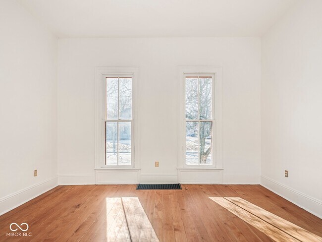 Building Photo - 1118 E St Clair St