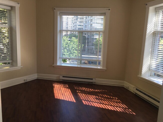 Building Photo - 3016 1st Ave