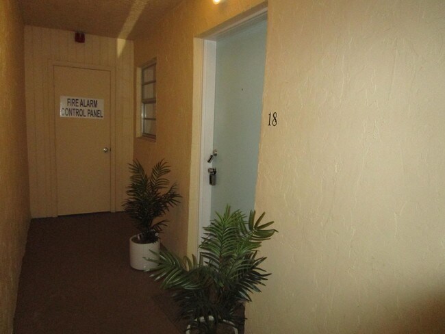 Building Photo - 10693 N Military Trl