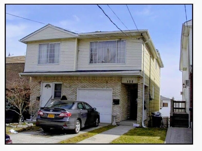 Building Photo - 868 Sheldon Ave