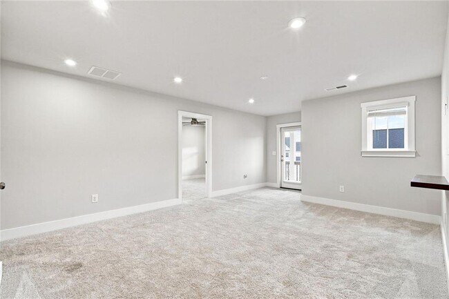 Building Photo - 411 Riverclub Rd
