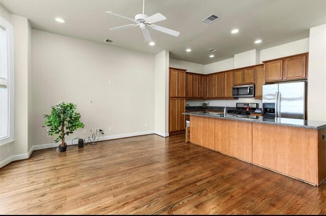 Building Photo - 1215 Roberts St