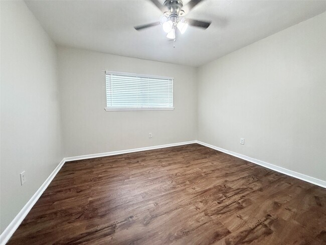 Building Photo - 321 E Cedar St