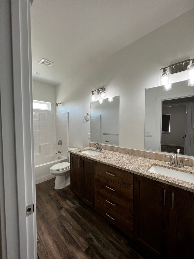 Shared bath - 5306 E Lewis Ln