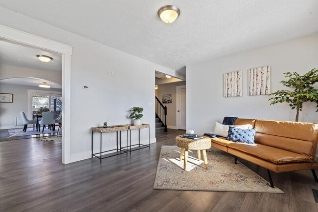 Building Photo - 3718 Custer Dr