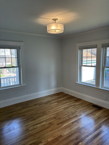 Building Photo - 168 Forest St