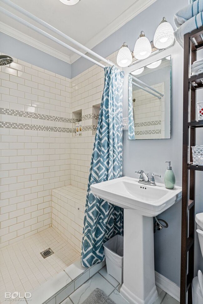 Building Photo - Adorable Broadmoor rental!