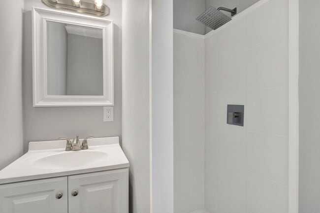 Building Photo - 2215