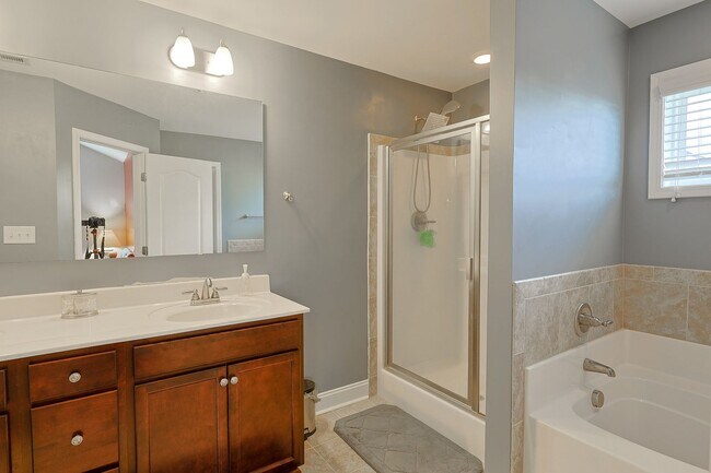 Building Photo - NEW LISTING!!!!!