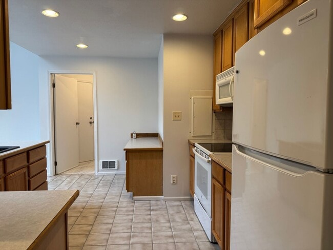 Building Photo - CLICK "REQUEST A TOUR" NOW!