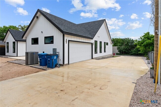 Building Photo - 2204 Magnolia Dr