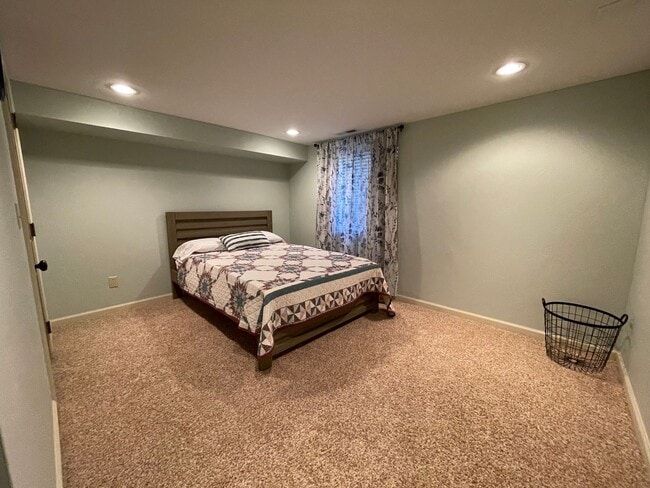 Building Photo - CHARMING HOME IN GREAT LOCATION!