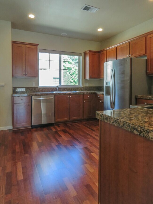 Building Photo - 2 Bedroom Townhome Available Now  !! 2 Wee...