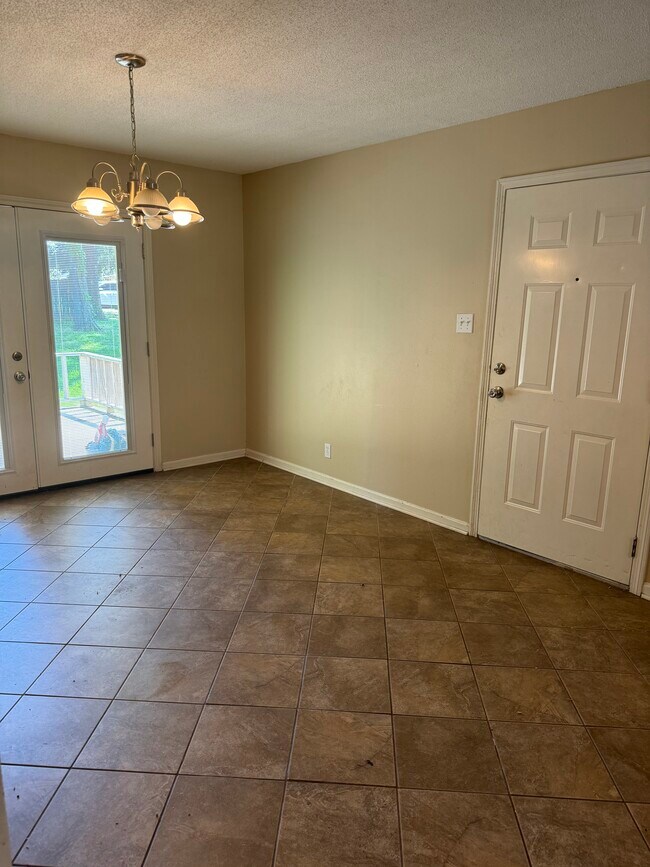 Building Photo - 3000 Mona Dr