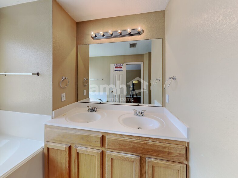 Building Photo - 3413 Stratford Dr