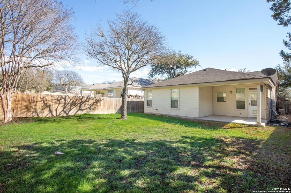 Spacious backyard w/shade & covered patio - 8711 Eagle Peak