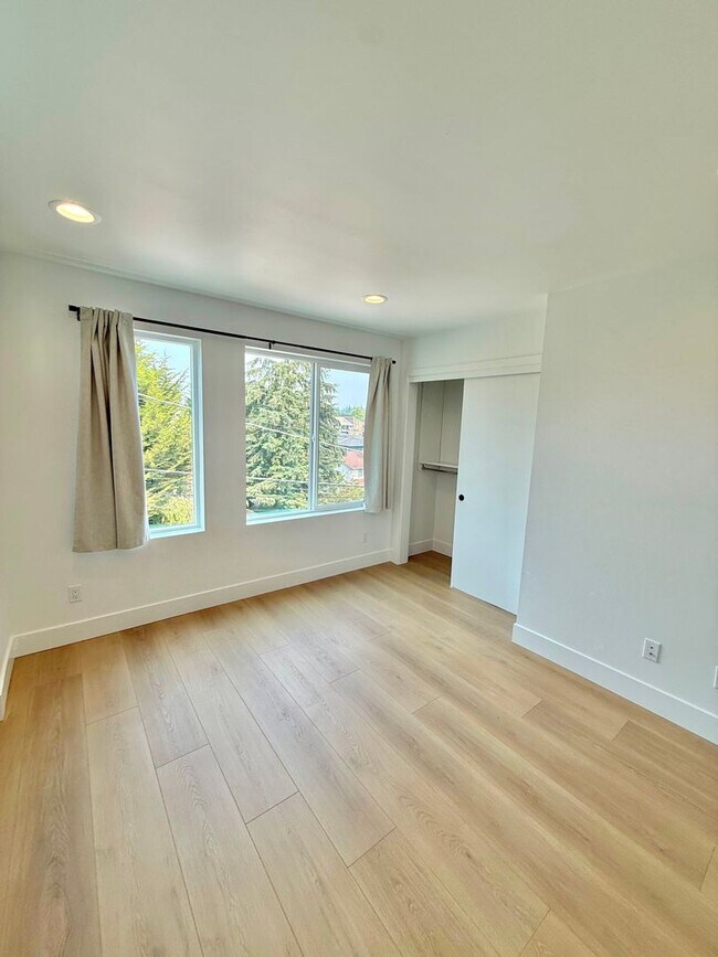Building Photo - 915 N 98th St