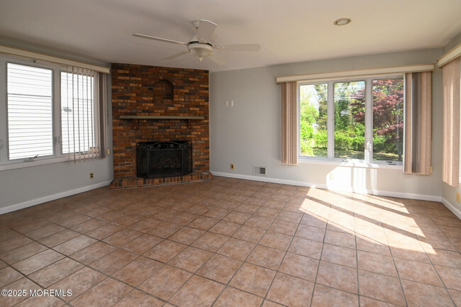 Building Photo - 904 Claridge Dr