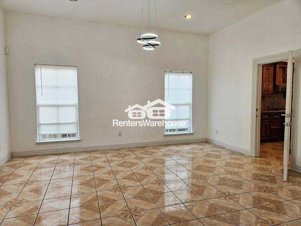 Building Photo - 5027 Creekmont Dr