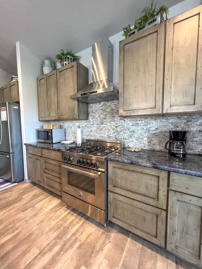 Building Photo - 4037 Summit Dr