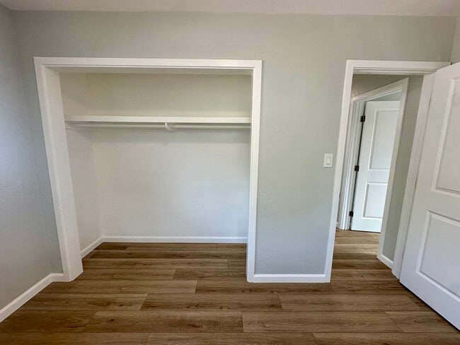 Building Photo - COMING SOON--2 bed/1 bath in IB