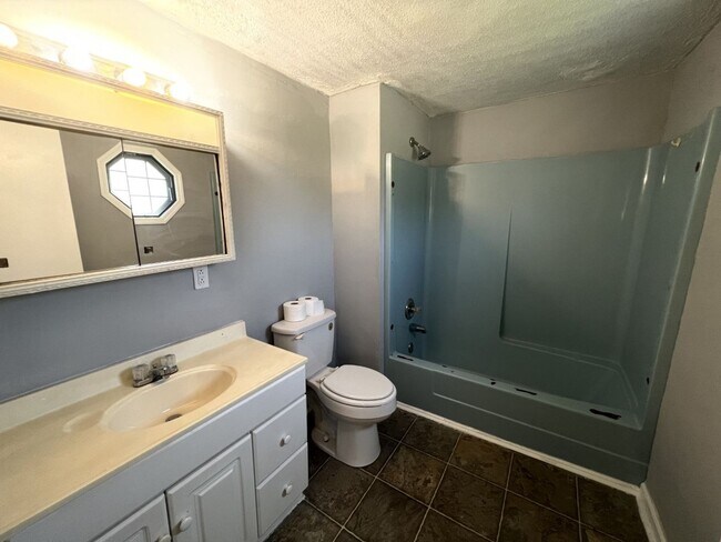 Building Photo - 1550 Old Dover Rd