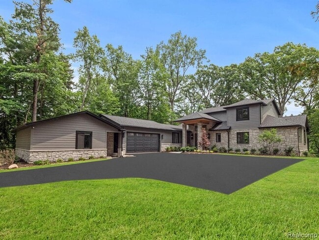 Building Photo - 3511 Lakecrest Dr