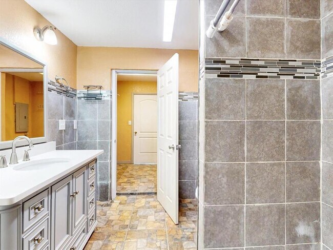 Building Photo - 2502 N Beaumont Ave