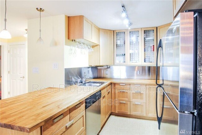 Building Photo - 3825 NE 155th Pl