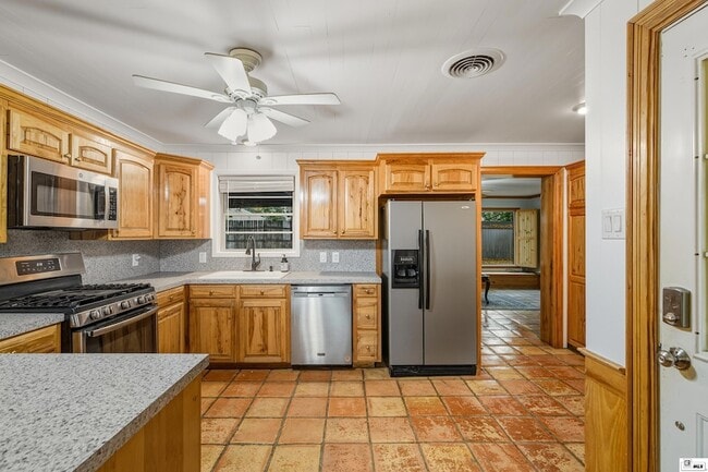 Building Photo - 1110 Hilton St