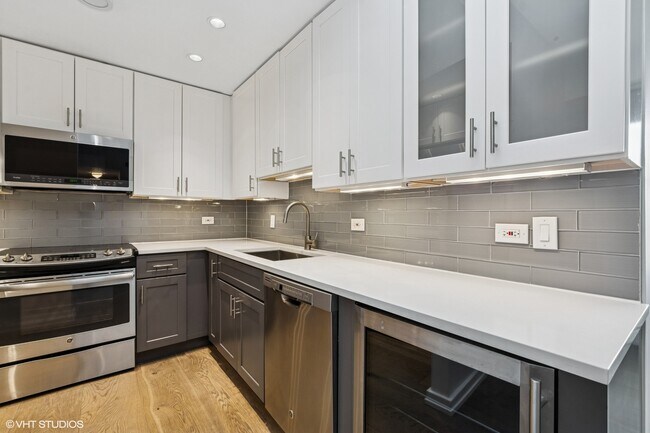 Building Photo - 2100 N Lincoln Park W